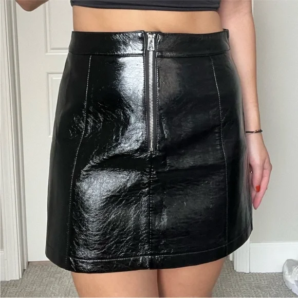 TOPSHOP Black Shiny PVC Fitted Mini Skirt with Front Zip - Picture 6 of 12